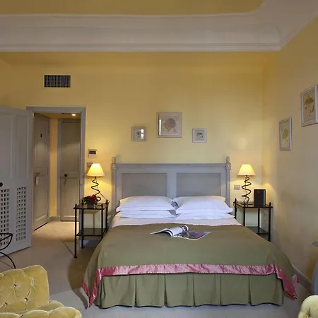 מלון Chateau De 4*